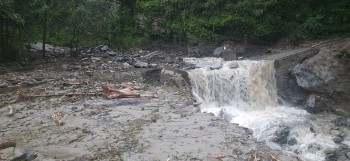 मुङचाखोलामा आएको बाढीले सुनखानी–साङवा सडक अबरुद्ध