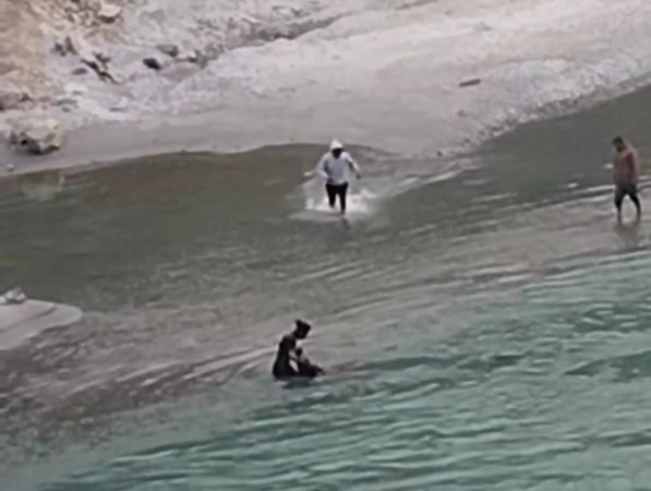 दोलखामा बाँदर धपाउँदा लडेर एकजनाको मृत्यु, नदीमा हाम्फालेकी महिलाको उद्धार