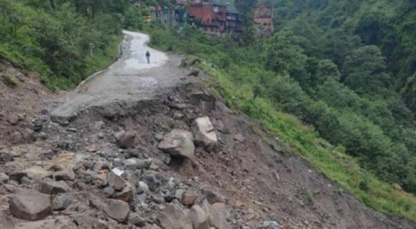 तातोपानी नाका जोड्ने अरनिको राजमार्ग ११ दिनदेखि बन्द