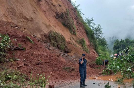 पहिरोका कारण अरनिको राजमार्ग अबरुद्ध